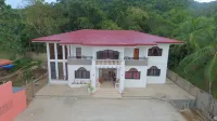 White Summerville Tourist Inn