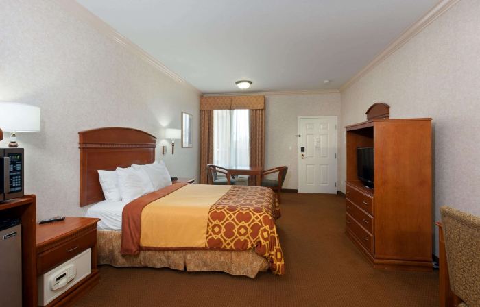 Howard Johnson Hotel & Suites by Wyndham Pico Rivera