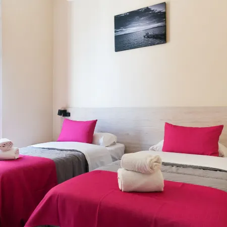 Red Nest Hostel Отели рядом с достопримечательностью «Башни Серранос»