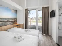 Detached Luxurious Lodge with Washingmachine, Near the Beach