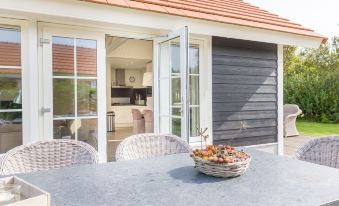 Luxurious, 2 Bathroom Holiday Home, 1,5 km from the Beach