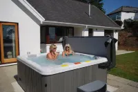 Oaktree Lodge - Luxury Cottage, Hot Tub, Sea Views