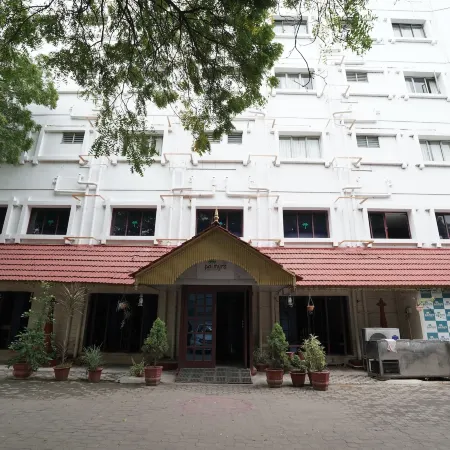 Hotel Palmyra Grand Inn Отели в г. Тирунелвели