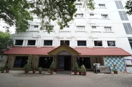 Hotel Palmyra Grand Inn Отели рядом с достопримечательностью «Anna nagar park»