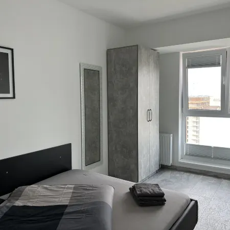 Cozy 2-Room Penthouse Lakeview W14