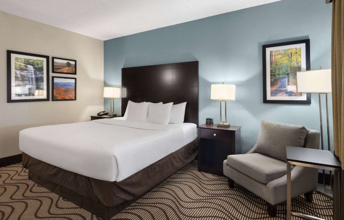 La Quinta Inn & Suites by Wyndham Knoxville Airport