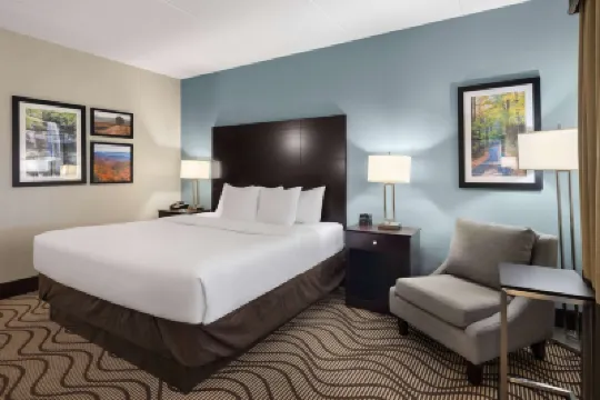 La Quinta Inn & Suites by Wyndham Knoxville Airport Hotel a 
