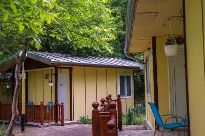 Comfortable Bungalow for Two in the Heart of the Forest Hôtels à : Kamena