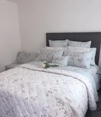 Studio Self Contained Flat Free Parking Hotels near Beeston Free Church