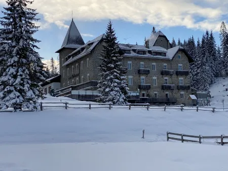 Hotel Castel Latemar Отели в г. Welschnofen