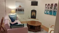 The Oasis: Guesthouse w/ Lush Shared Yard & Hot Tub- Great Location!