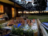 Bella Farmhouse.Private. 10 Acres. Outdoor Spa. BBQ. 5 Min Drive to Wineries Hotels in Nulkaba
