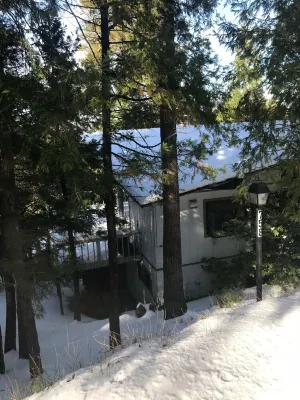 Lakeview cabin close to lake and town.