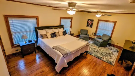 Charming 4 Bedroom home in the heart of Elgin Отели рядом с достопримечательностью «Wing Park»