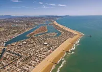 End-of-Summer Sale Newport Beach 3Br, Steps to Sand, Bikes, Balcony & Parking
