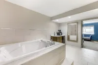 Holiday Inn Express CHICAGO-DOWNERS GROVE by IHG - Hot Tub