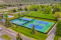 Cozy Mountain Residence with Golf Community Amenities - Inviting Retreat