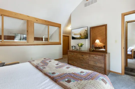 Charming Townhome with Golf Course Views - Cozy Mountain Haven