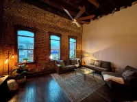 Loft in the Heart of Downtown - 500 Mbps WiFi - 4 Car Parking - EV Charge - Boat