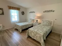 Enclosed Lanai and Golf Course Access - Charming Florida Retreat