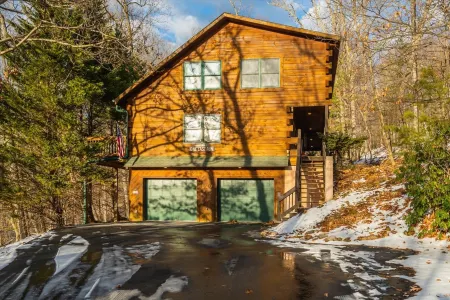 Mountain Getaway with Theater and Arcade - Spacious and Inviting Retreat