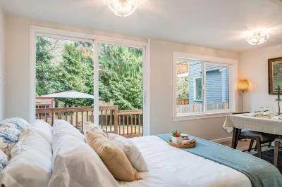 Spacious Deck and Private Backyard Oasis - Charming Retreat Hotel dekat Puget Sound