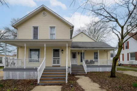 Stylish Kitchen and Cozy Living Space - Inviting Retreat