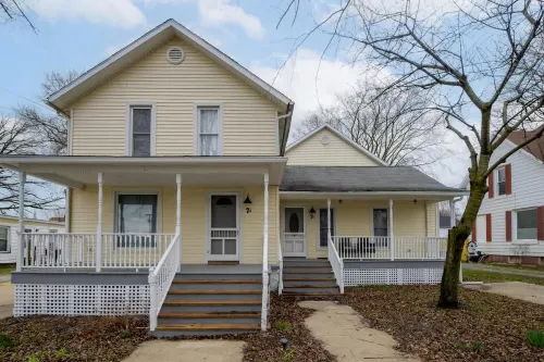 Stylish Kitchen and Cozy Living Space - Inviting Retreat