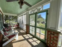 Charming Cottage with Screened Porch and Outdoor Shower - Unique Serenity