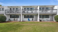 Steps to Beach and Pool Access - Cozy Coastal Haven Hotel a Seaside