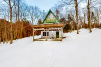Secluded getaway on 2.5 acres with private patio, WiFi, & quiet location