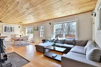 Hot Tub and Cozy Living Space Perfect for Groups - Charming Retreat Hotels in Killington