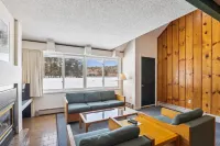 Village Green 8D: 2 br, gas fireplace, resort amenities!