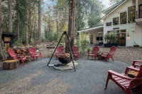 Enormous Covered Patio with Fire Table and Views - Stunning Retreat Hotels in Clackamas County