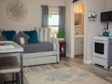 Unit 4 Welcome to the Red bungalow - Second floor studio Hotels in Bacliff