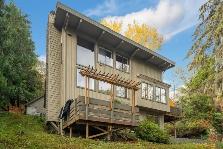 Cozy Hot Tub and Scenic Trails - Charming Contemporary Haven Отели в г. Кенмор