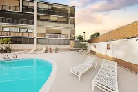 Lovely beach condo with lanai, AC, modern kitchen, pool & grills - walk Old Town Hotels in Holualoa