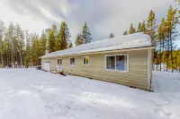 Wild Woods House - Unit 1: Woodsy Retreat in OR - 3BR 2BA - Sleeps 9 - Creekside Bliss