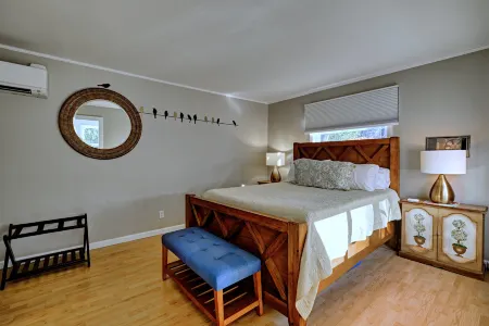 Fire Pit, Kitchenette and Streaming TV - Charming Cozy Cottage Отели рядом с достопримечательностью «Трейлхед фор Йеллоу Маунтин Трейл»