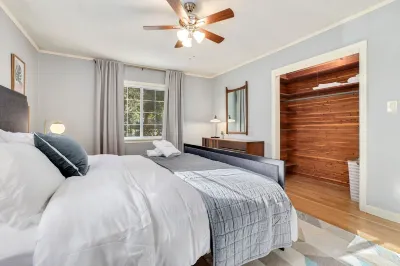 Bright Living Space and Large Outdoor Oasis - Stylish Haven Hotels in Fayetteville