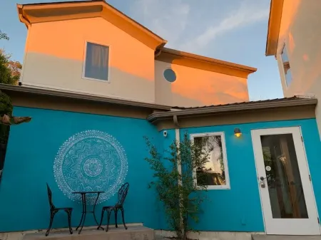 Private Garden and Colorful Décor - Charming Coastal Hideaway Отели рядом с достопримечательностью «Map and Atlas Museum of La Jolla»