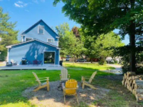 Charming Escape with Spacious Yard and Modern Comfort - Inviting Haven