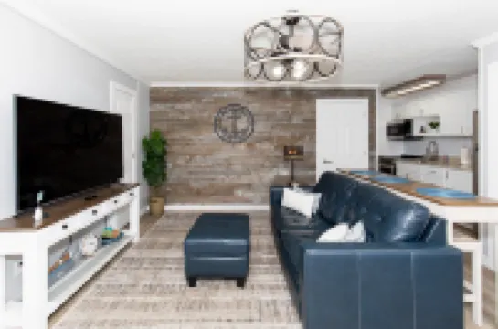 Steps to Waterfront and Vibrant Attractions - Charming Cozy Retreat