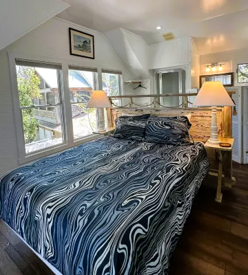 Soaking Tub and Steam Shower Retreat - Charming Studio Getaway