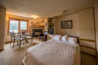 Ski Access and Hot Tubs - Cozy Retreat with Scenic Views 엠피르 호텔