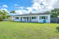 Spacious Retreat - Private Pool, Outdoor Living Area