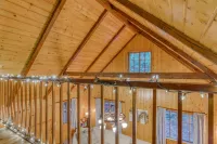 Charming, riverfront cabin with fireplace - dog-friendly Hotels in Mt Hood Village