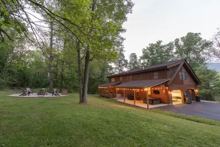 Hot Tub, Game Room and Spacious Yard - Cozy Charming Retreat