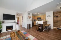 Cozy Mountain Retreat with Scenic Views - Inviting Escape فنادق في Fraser