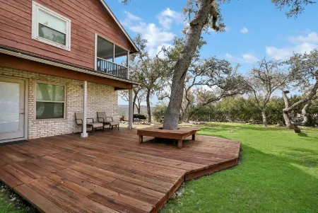 Breathtaking Lake Views and Hot Tub - Charming Lake House Retreat